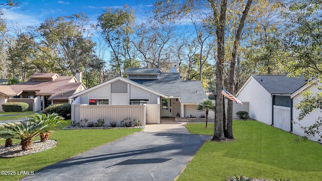 view of front of property with a front yard