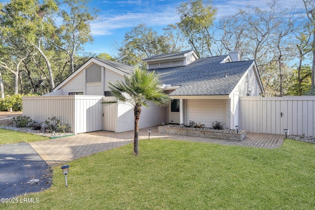 view of front facade with a front lawn