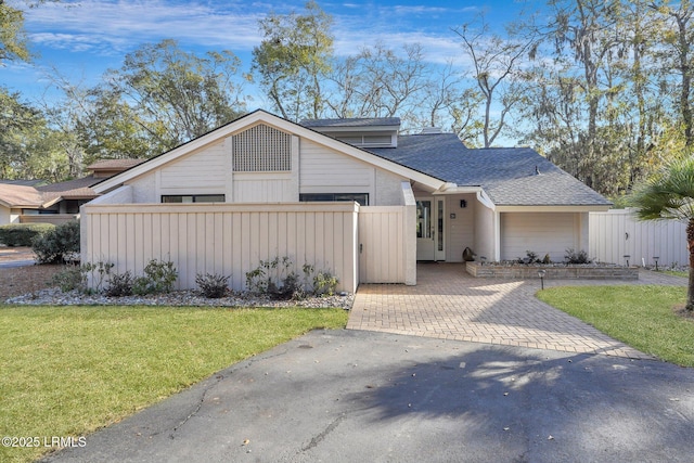 view of front of property with a front lawn