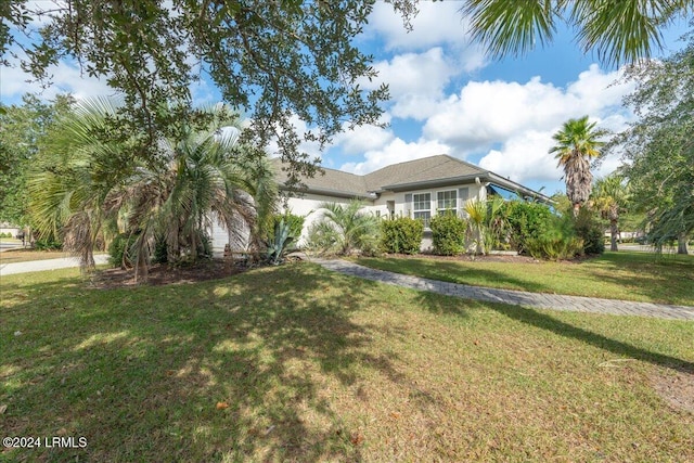 view of front of house featuring a front yard