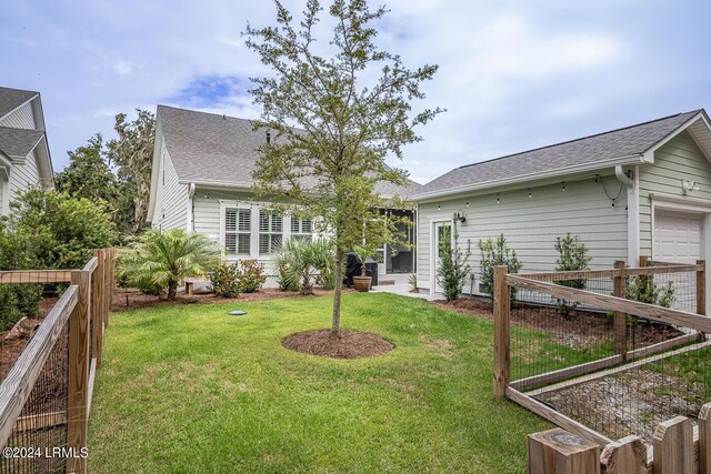 back of house featuring a lawn