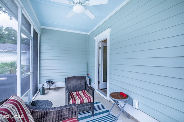 sunroom with ceiling fan