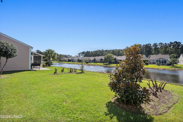 view of yard featuring a water view