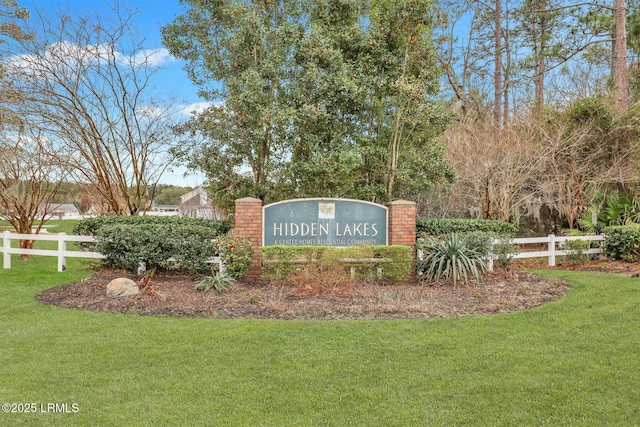 community sign with a lawn