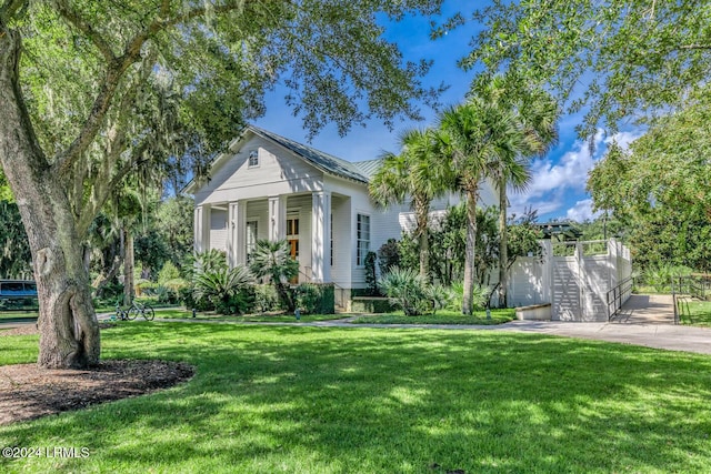 view of front of house featuring a front lawn