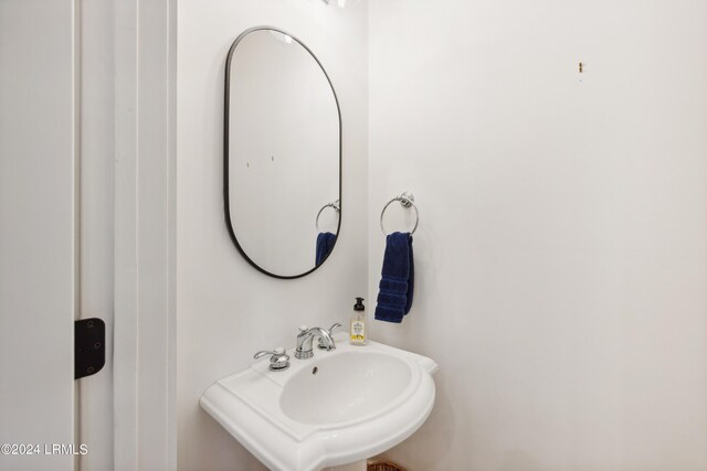 bathroom featuring sink