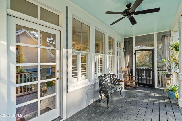 sunroom featuring a ceiling fan