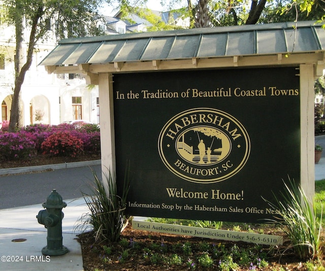 view of community / neighborhood sign