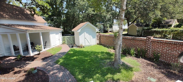 view of yard featuring a shed