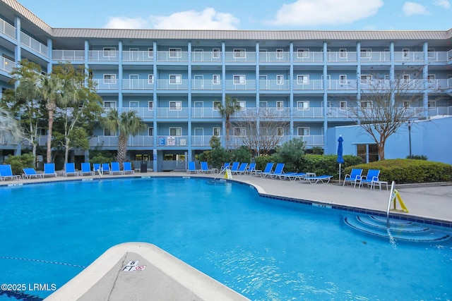 view of swimming pool