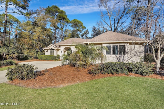 view of front facade with a front lawn