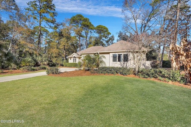 ranch-style home featuring a front lawn