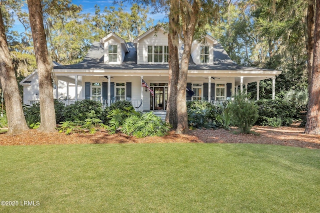 farmhouse inspired home featuring ceiling fan, a porch, and a front yard