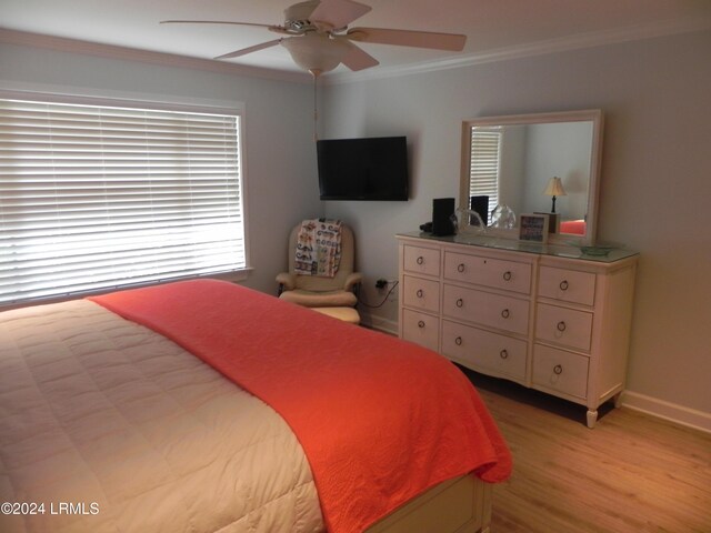 bedroom with crown molding, light wood-type flooring, and ceiling fan