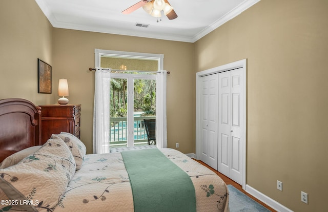 bedroom with ceiling fan, ornamental molding, a closet, and access to outside