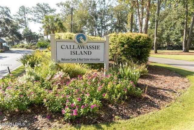 view of community / neighborhood sign