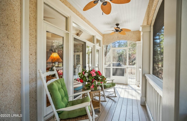 sunroom with ceiling fan