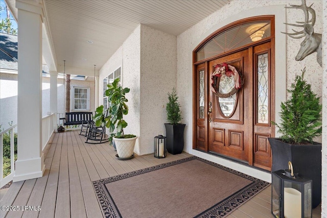 entrance to property featuring a porch