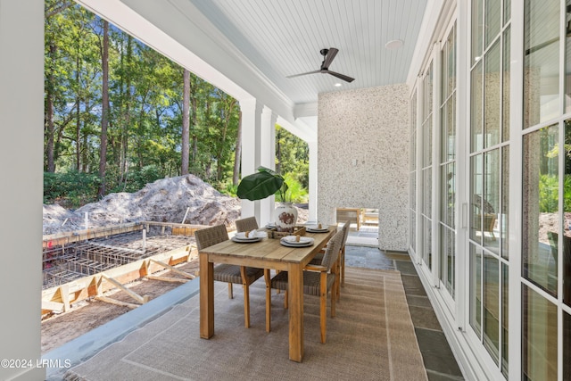 sunroom with ceiling fan