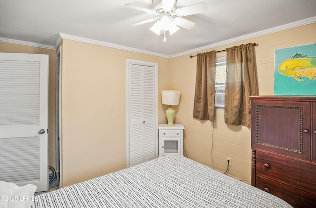 bedroom with cooling unit, ceiling fan, ornamental molding, and a closet