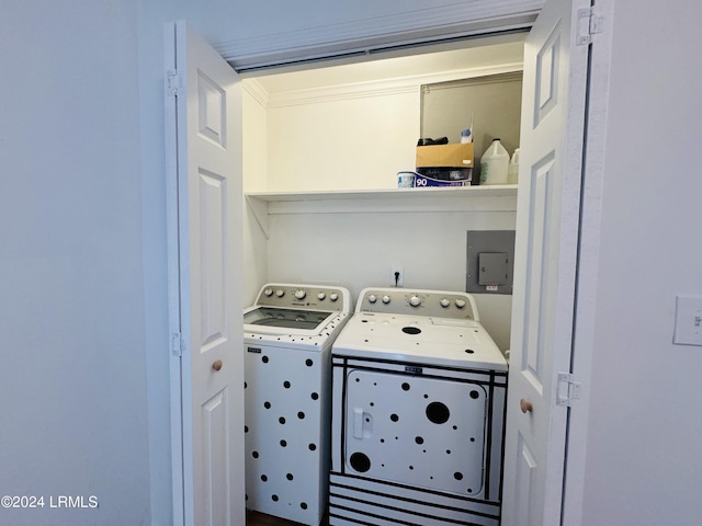 washroom featuring crown molding and independent washer and dryer