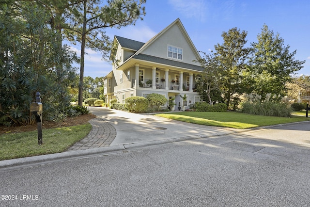 view of front of property featuring a front yard