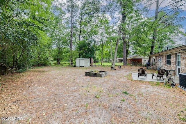 view of yard featuring a shed and an outdoor structure