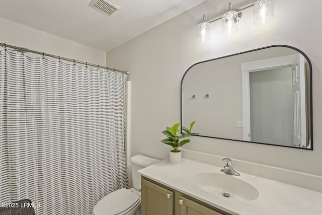 full bath featuring toilet, a shower with curtain, visible vents, and vanity