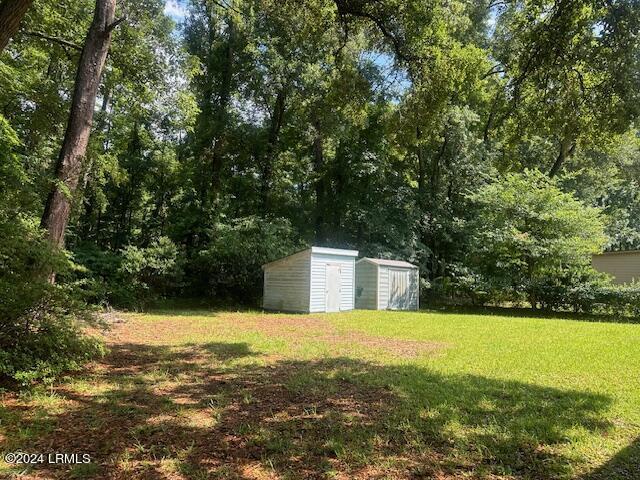 view of yard with a storage shed