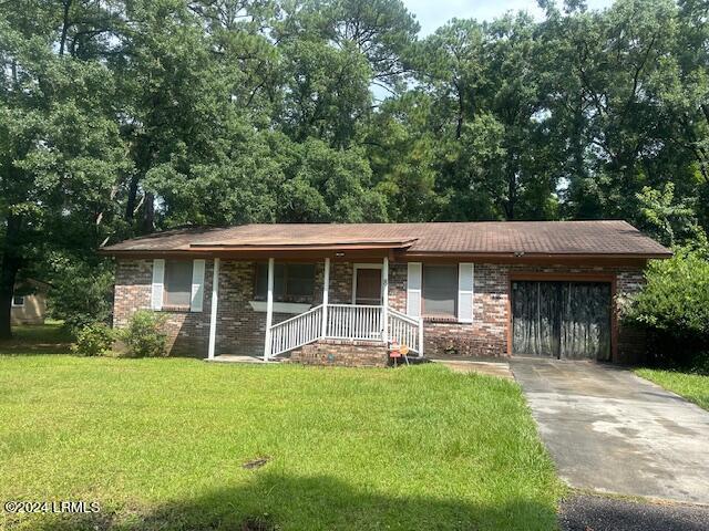 8 Taylor St, Beaufort, SC 29906 - ranch-style house featuring a garage and a front yard