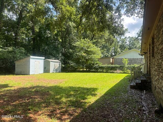 view of yard featuring a storage unit