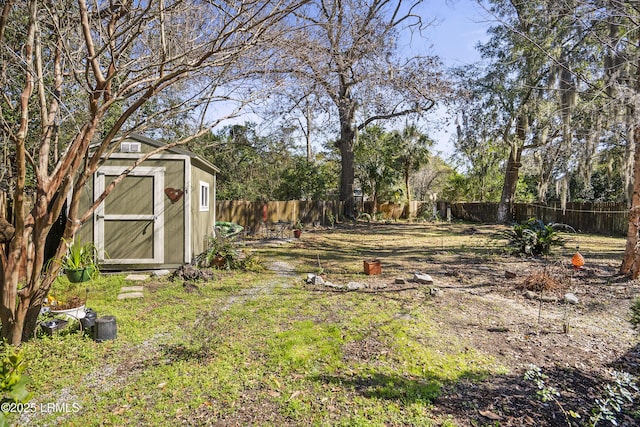 view of yard featuring a shed