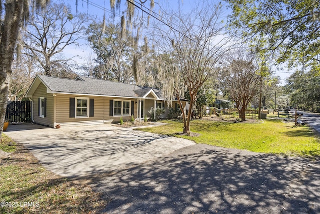 single story home with a front lawn