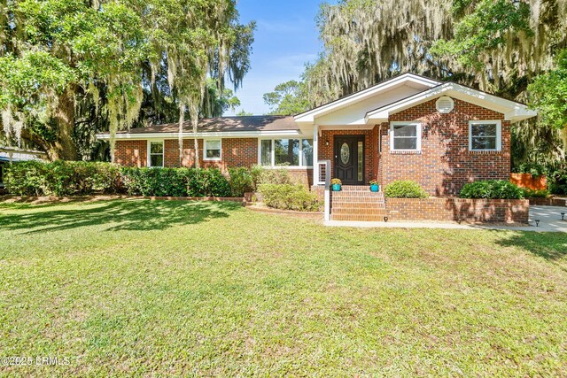 702 Center Dr W, Beaufort, SC 29902 - single story home with brick siding and a front lawn