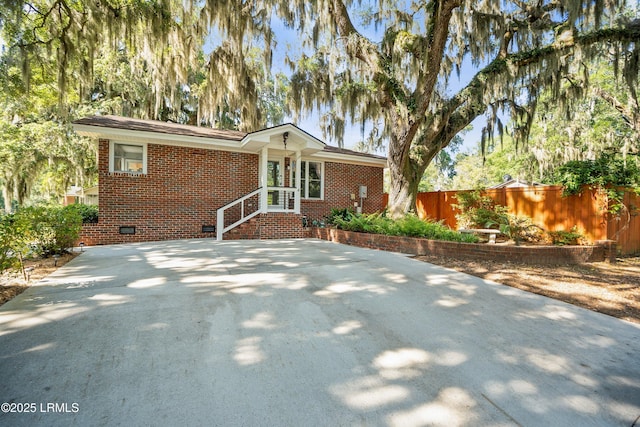 702 Center Dr W, Beaufort, SC 29902 - ranch-style home with brick siding, fence, and crawl space