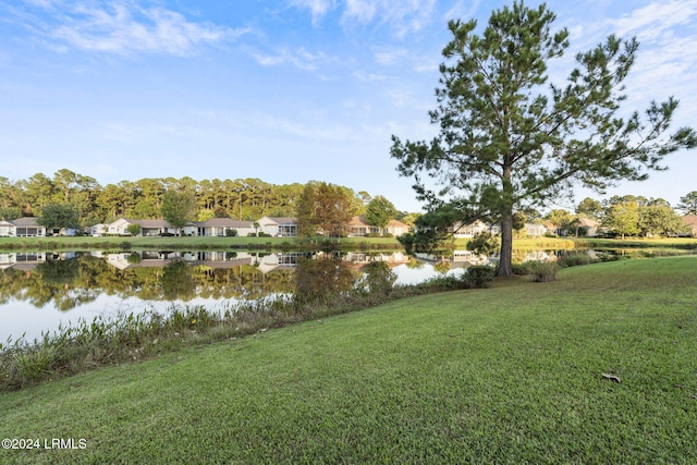 view of yard featuring a water view