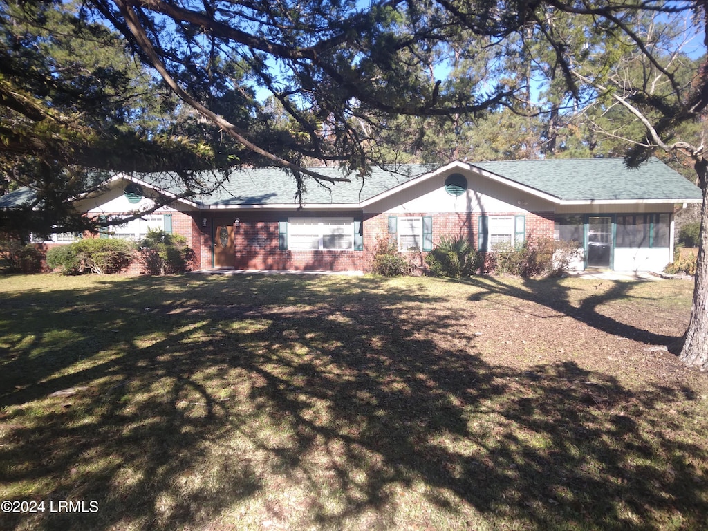 view of front of house featuring a front yard