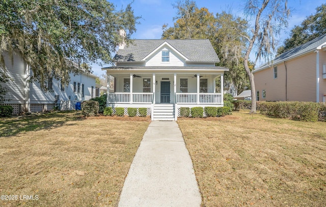 view of front of property featuring roof with shingles, a porch, ceiling fan, and a front lawn