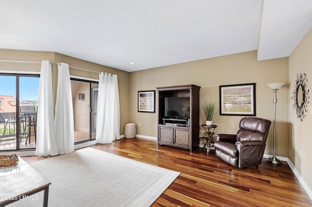 13 Harbourside Ln Unit 7170, Hilton Head Island, SC 29928 - living area with wood finished floors, baseboards, and recessed lighting
