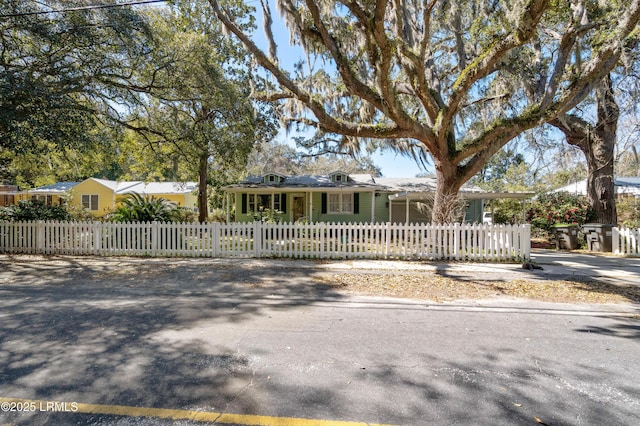 ranch-style home featuring a fenced front yard