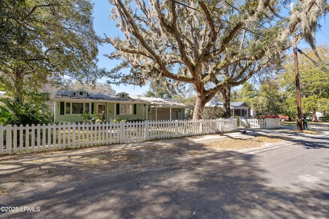 ranch-style house featuring a fenced front yard