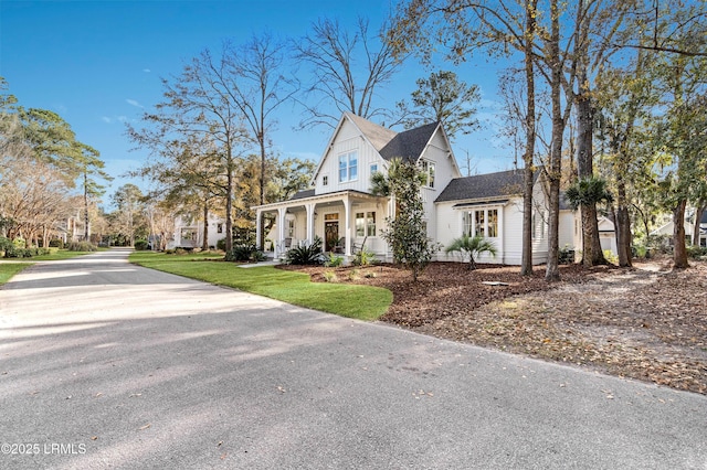 view of front of property featuring a front lawn and covered porch