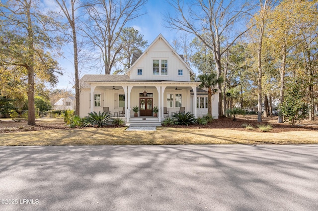 view of front of property featuring ceiling fan and a porch