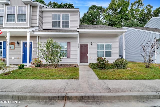 townhome / multi-family property featuring a front yard