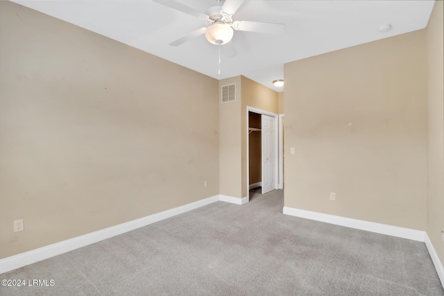 carpeted empty room featuring ceiling fan