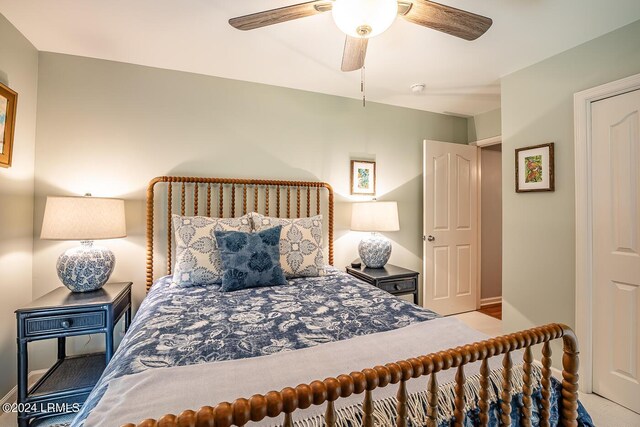 bedroom with ceiling fan