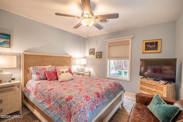 bedroom with ceiling fan