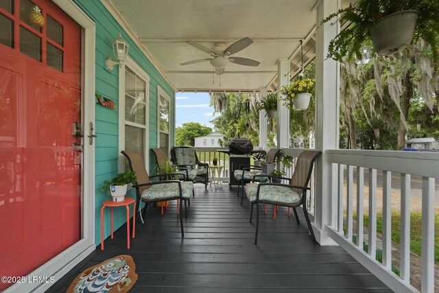 sunroom / solarium featuring a ceiling fan