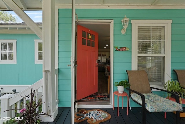 property entrance featuring a porch