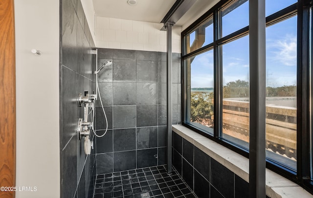 bathroom featuring a tile shower